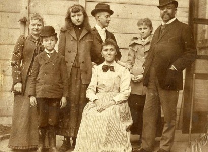 Nova York, 1893. Da esquerda para a direita: Anna (esposa), Antonín II (filho), Sadie Siebert (amiga), Josef Jan Jovařík (secretário), mãe de Sadie (amiga), Otilie (filha) e o compositor Antonín Dvořak